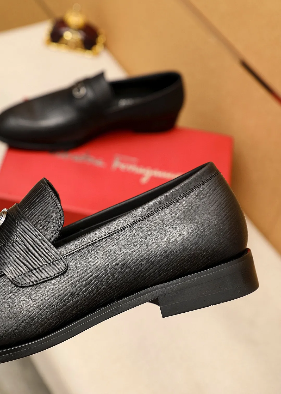 Men's shoes 💰480 💐 Product trademark: Ferragamo "Ferragamo" casual leather shoes Regular size: 38-44 (45.46🉑️customized) Product materials: Selected imported first-layer cowhide embossed upper + luxury hardware buckle, imported water-dyed cowhide leather lining. Strong three-dimensional visual effect, original rubber outsole Color: 1⃣️color optional